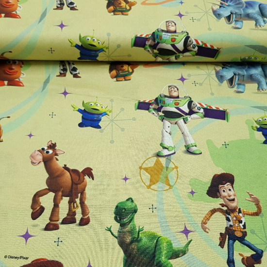 Tela Algodón Disney Toy Story Tela Algodón Disney Toy Story - Tela de algodón infantil Disney de Toy Story. Aparecen los personajes Woody, Buzz, Mr.Potato... sobre un fondo donde predominan los colores amarillo claro y verde. La tela mide 150cm de ancho y su composición 100% al