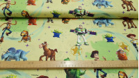 Tela Algodón Disney Toy Story Tela Algodón Disney Toy Story - Tela de algodón infantil Disney de Toy Story. Aparecen los personajes Woody, Buzz, Mr.Potato... sobre un fondo donde predominan los colores amarillo claro y verde. La tela mide 150cm de ancho y su composición 100% al