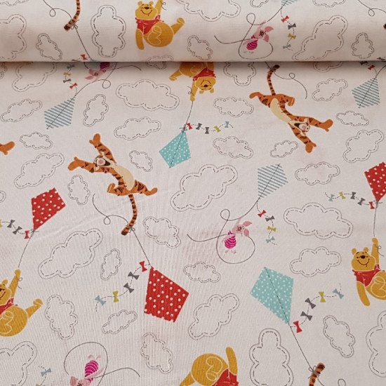 Tela Algodón Disney Winnie Cometas Tela Algodón Disney Winnie Cometas - Tela infantil de algodón Disney con dibujos de Winnie the Pooh, Tigger y Piglet sobre un fondo blanco con cometas de colores y nubes. Una tela ideal para complementos de los más peques de la casa. La composición de l