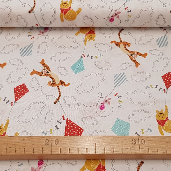 Tela Algodón Disney Winnie Cometas Tela Algodón Disney Winnie Cometas - Tela infantil de algodón Disney con dibujos de Winnie the Pooh, Tigger y Piglet sobre un fondo blanco con cometas de colores y nubes. Una tela ideal para complementos de los más peques de la casa. La composición de l