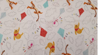 Tela Algodón Disney Winnie Cometas Tela Algodón Disney Winnie Cometas - Tela infantil de algodón Disney con dibujos de Winnie the Pooh, Tigger y Piglet sobre un fondo blanco con cometas de colores y nubes. Una tela ideal para complementos de los más peques de la casa. La composición de l