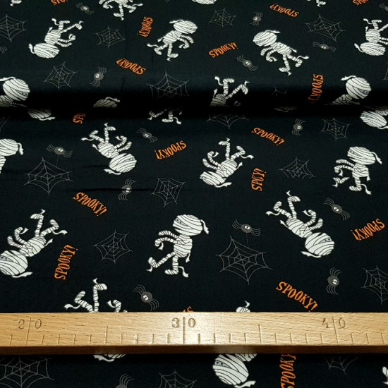 Cotton Halloween Mummies Spiders fabric Cotton Halloween Mummies Spiders fabric - Halloween-themed cotton fabric, with drawings of mummies, spiders and cobwebs on a black background. The fabric is 140cm wide and its composition 100% cotton.
