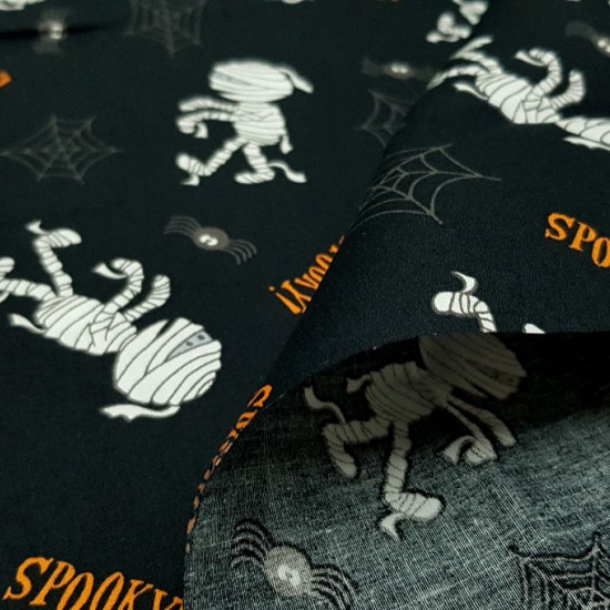 Cotton Halloween Mummies Spiders fabric Cotton Halloween Mummies Spiders fabric - Halloween-themed cotton fabric, with drawings of mummies, spiders and cobwebs on a black background. The fabric is 140cm wide and its composition 100% cotton.
