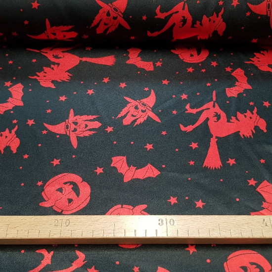 Tela Raso Halloween Tela Raso Halloween - Tejido de raso, brillante por una cara y con bastante caída. Estampado con dibujos de calabazas, brujas y murcielagos rojos sobre fondo negro. Ideal para fiestas de Halloween. La tela mide 150cm de ancho y su composi