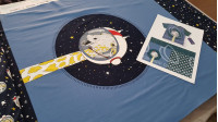 Tela Panel Jersey Algodón Jirafa Astronauta Tela Panel Jersey Algodón Jirafa Astronauta - Panel de jersey algodón diseñado por BIPP Design® en el que hay 3 diseños en la misma pieza con dibujos de jirafas astronautas y estrellas. En este panel podemos apreciar la parte delantera, la parte trasera y