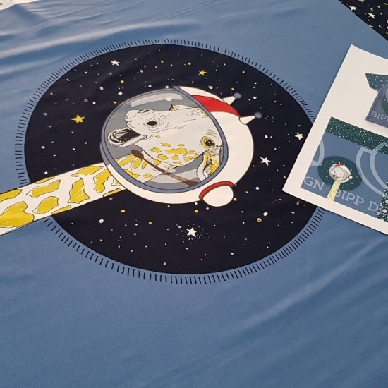 Tela Panel Jersey Algodón Jirafa Astronauta Tela Panel Jersey Algodón Jirafa Astronauta - Panel de jersey algodón diseñado por BIPP Design® en el que hay 3 diseños en la misma pieza con dibujos de jirafas astronautas y estrellas. En este panel podemos apreciar la parte delantera, la parte trasera y