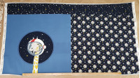 Tela Panel Jersey Algodón Jirafa Astronauta Tela Panel Jersey Algodón Jirafa Astronauta - Panel de jersey algodón diseñado por BIPP Design® en el que hay 3 diseños en la misma pieza con dibujos de jirafas astronautas y estrellas. En este panel podemos apreciar la parte delantera, la parte trasera y