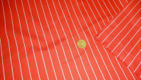Tela OUTLET Crespón Rayas Finas Tela OUTLET Crespón Rayas Finas - Tejido de Crespón estampado con rayas finas blancas sobre fondo rojo.