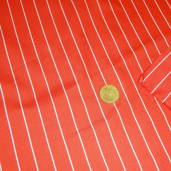 Tela OUTLET Crespón Rayas Finas Tela OUTLET Crespón Rayas Finas - Tejido de Crespón estampado con rayas finas blancas sobre fondo rojo.